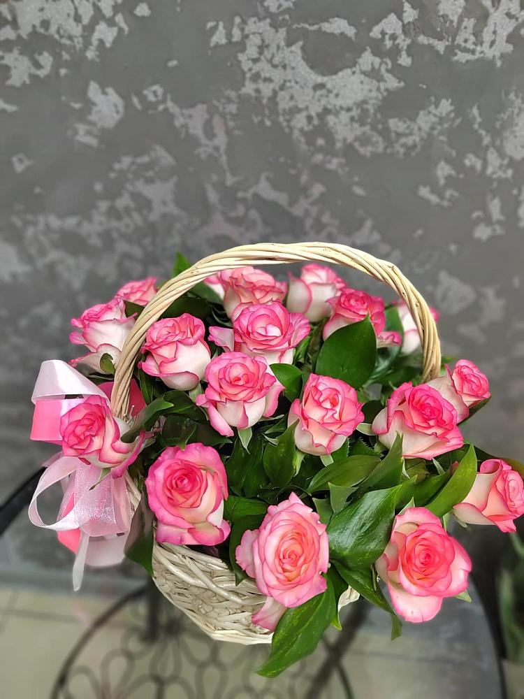 Цветочная композиция из Розы в корзине в Тихорецке