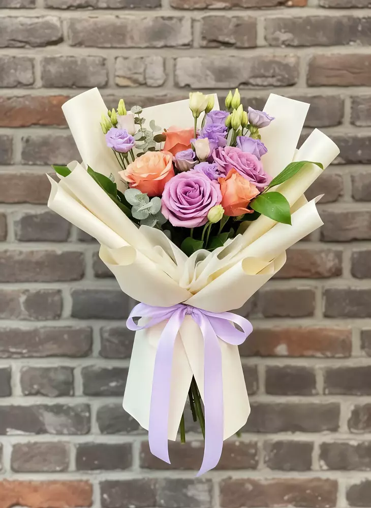 Букет цветов из: Лизиантусы и Розы в Тихорецке