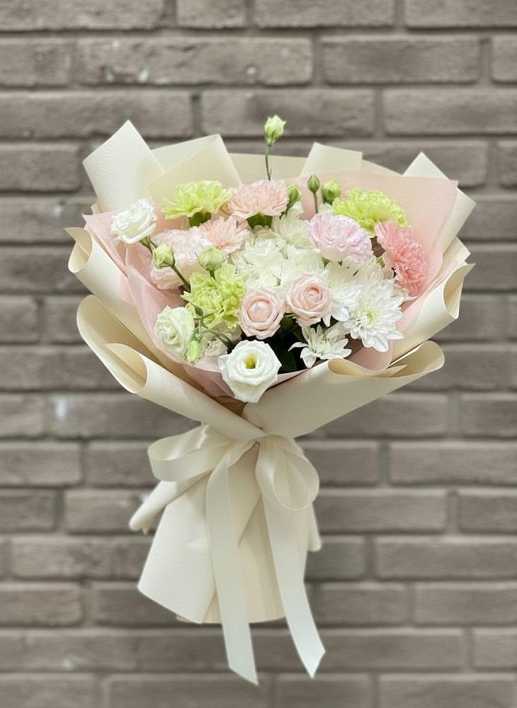 Букет цветов из: Гвоздики, Розы, Лизиантусы и Хризантемы в Тихорецке