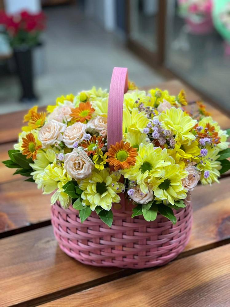 Цветочная композиция из Хризантемы и Розы в корзине в Тихорецке