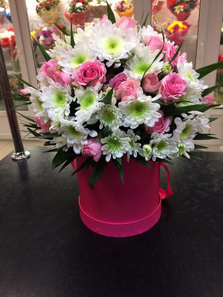 Цветочная композиция из Розы и Хризантемы в шляпной коробке в Тихорецке