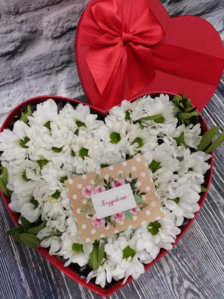 Цветочная композиция из Хризантемы в виде сердца в Тихорецке