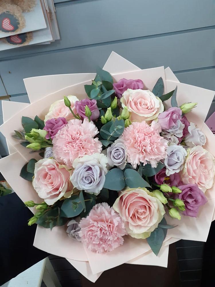 Букет цветов из: Розы, Гвоздики и Лизиантусы в Тихорецке